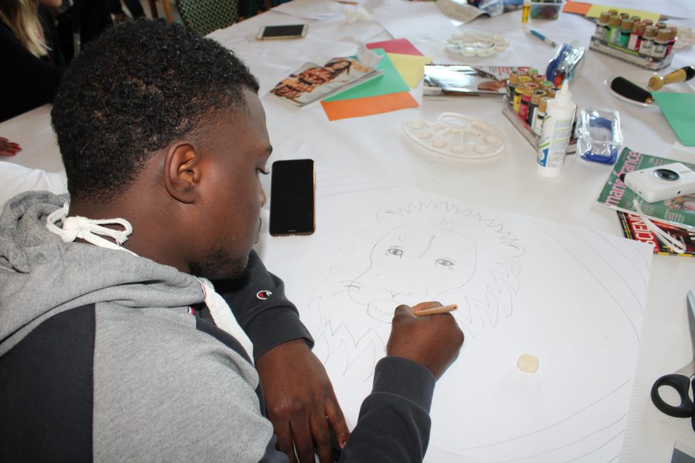 Jeune dessinant son animal totem pendant l'activité arts créatifs
